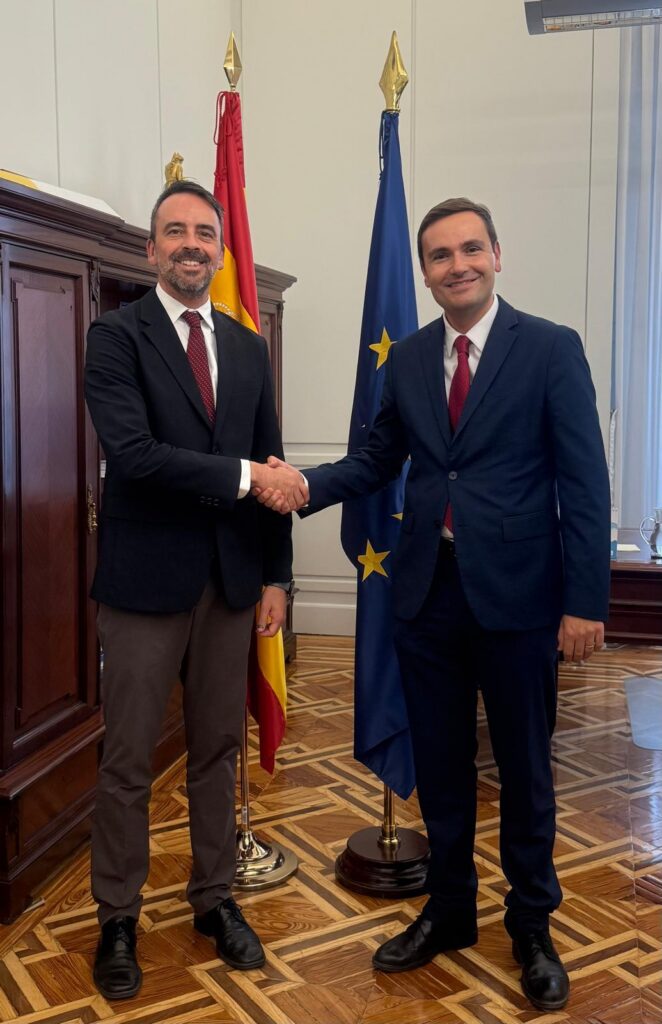 “En la imagen, el secretario de Estado de Justicia, D. Manuel Olmedo Palacios, estrechando la mano de nuestro el presidente”.